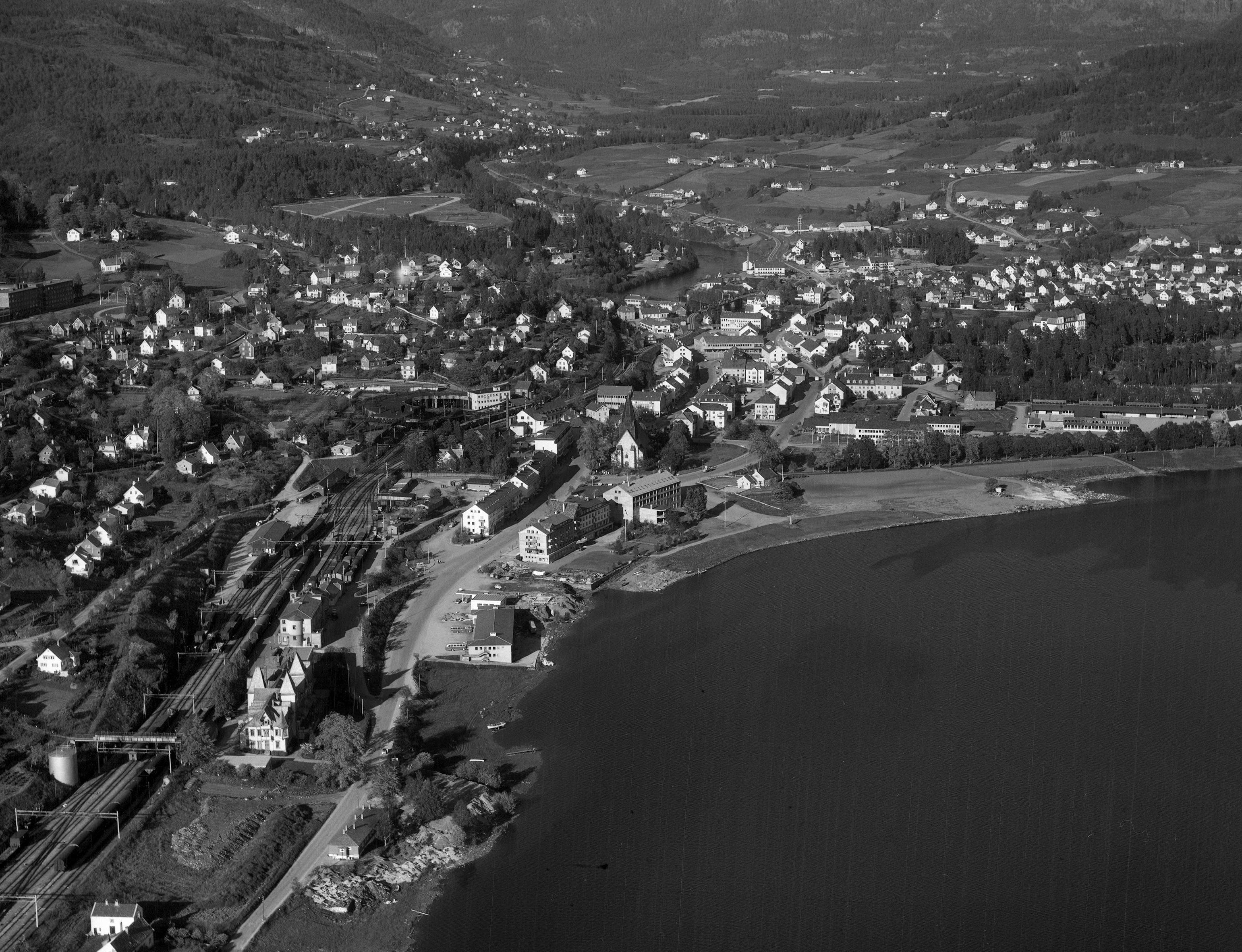 Vangen etter oppattbygginga, 1963. (Widerøe/Voss folkemuseum).