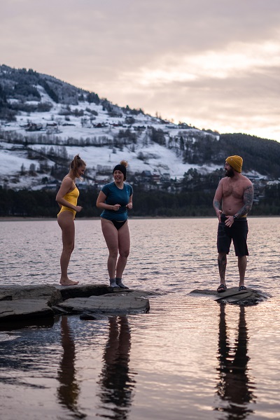 bading i morgensol på voss