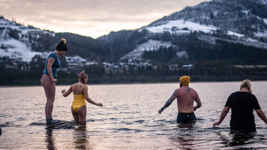 en gjeng er klar for å bade om vinteren, på voss