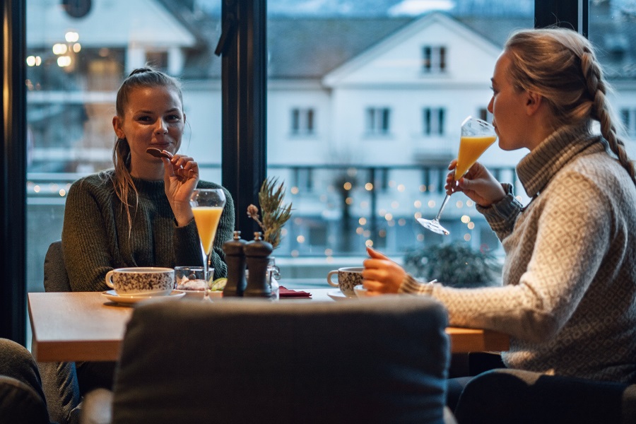 to damer på frokost på scandic voss etter isbading i vangsvatnet