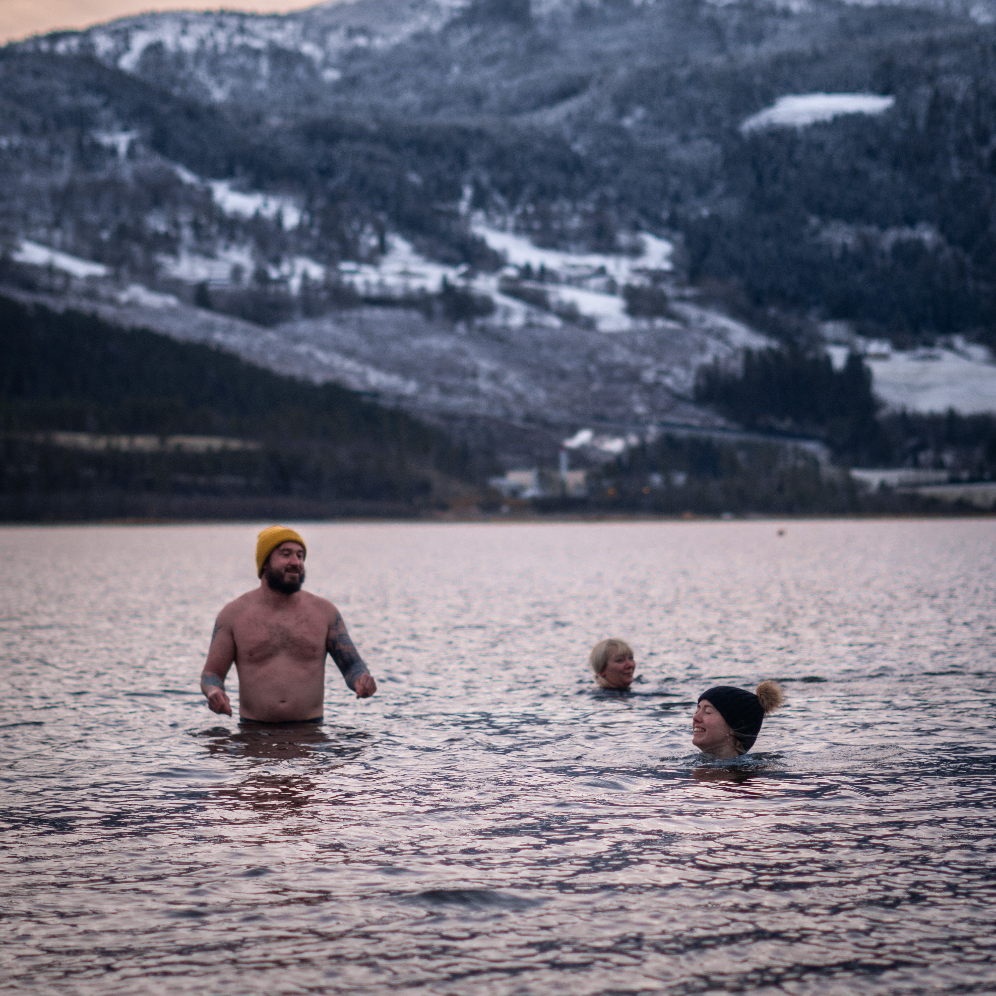 tre personer som isbader på voss