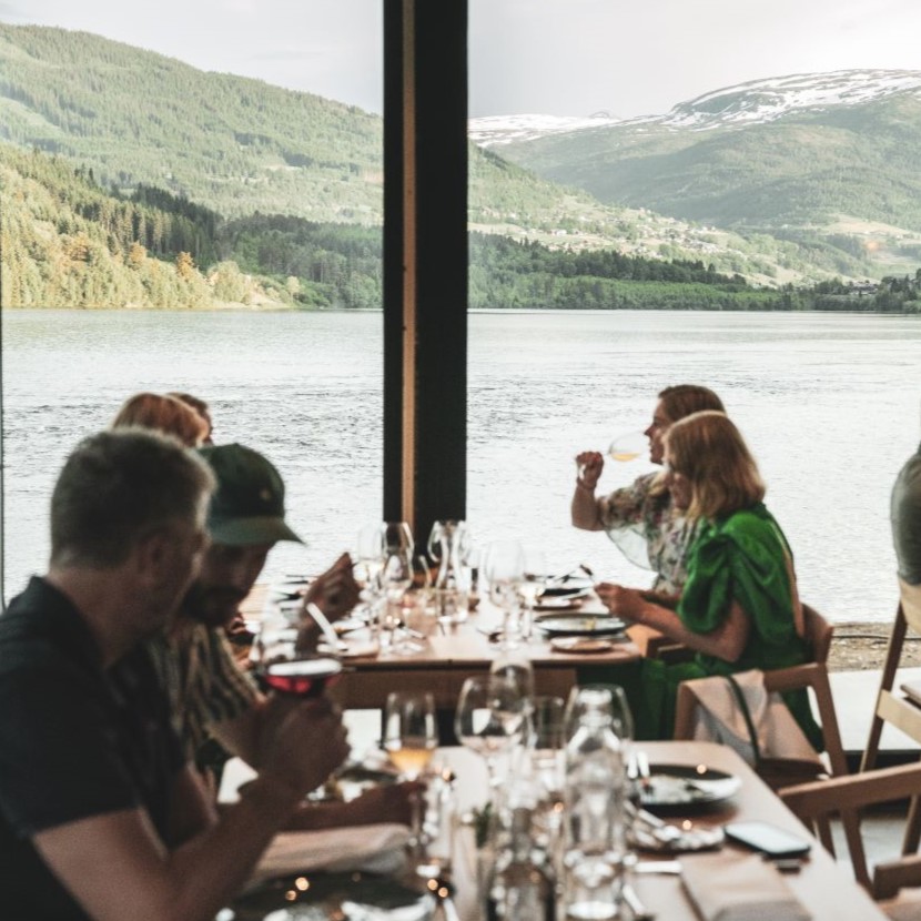 mennesker på Elva restaurant, på voss