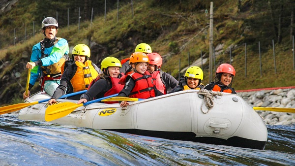 Familierafting med voss active, ein raft på veg ut i eit lite stryk