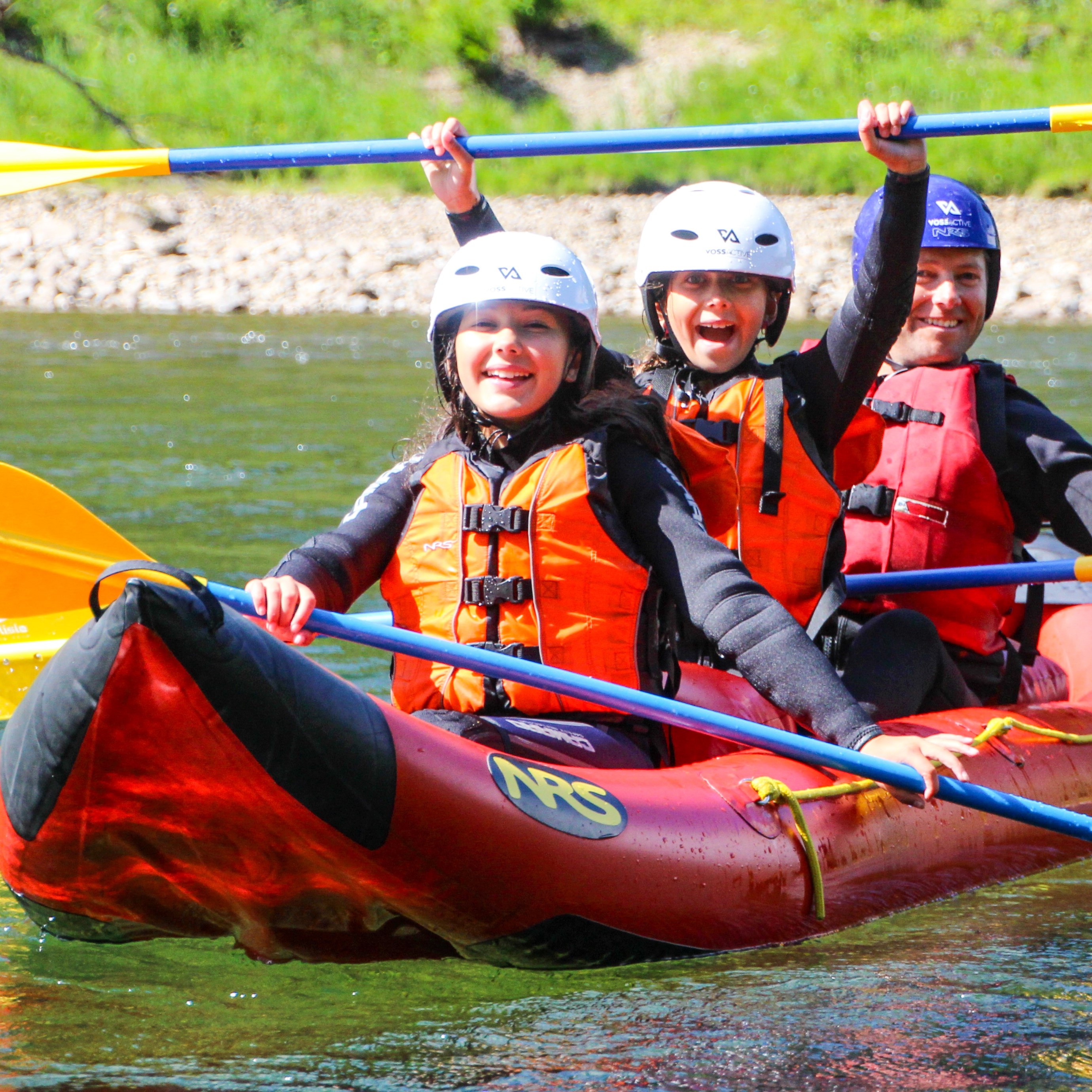 familie på rafting