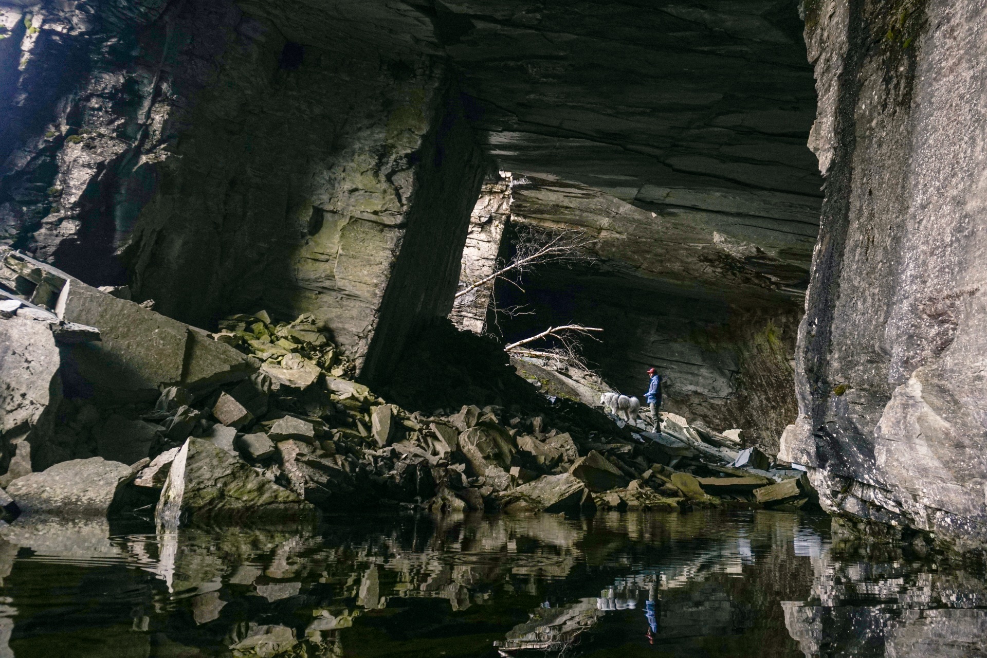 Inne i grotta på saue