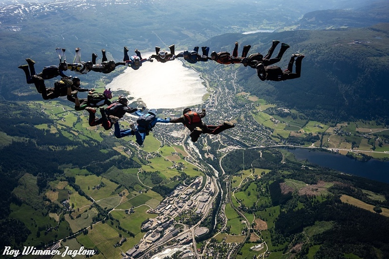 Fallskjermhoppere over Voss under ekstremsportveko