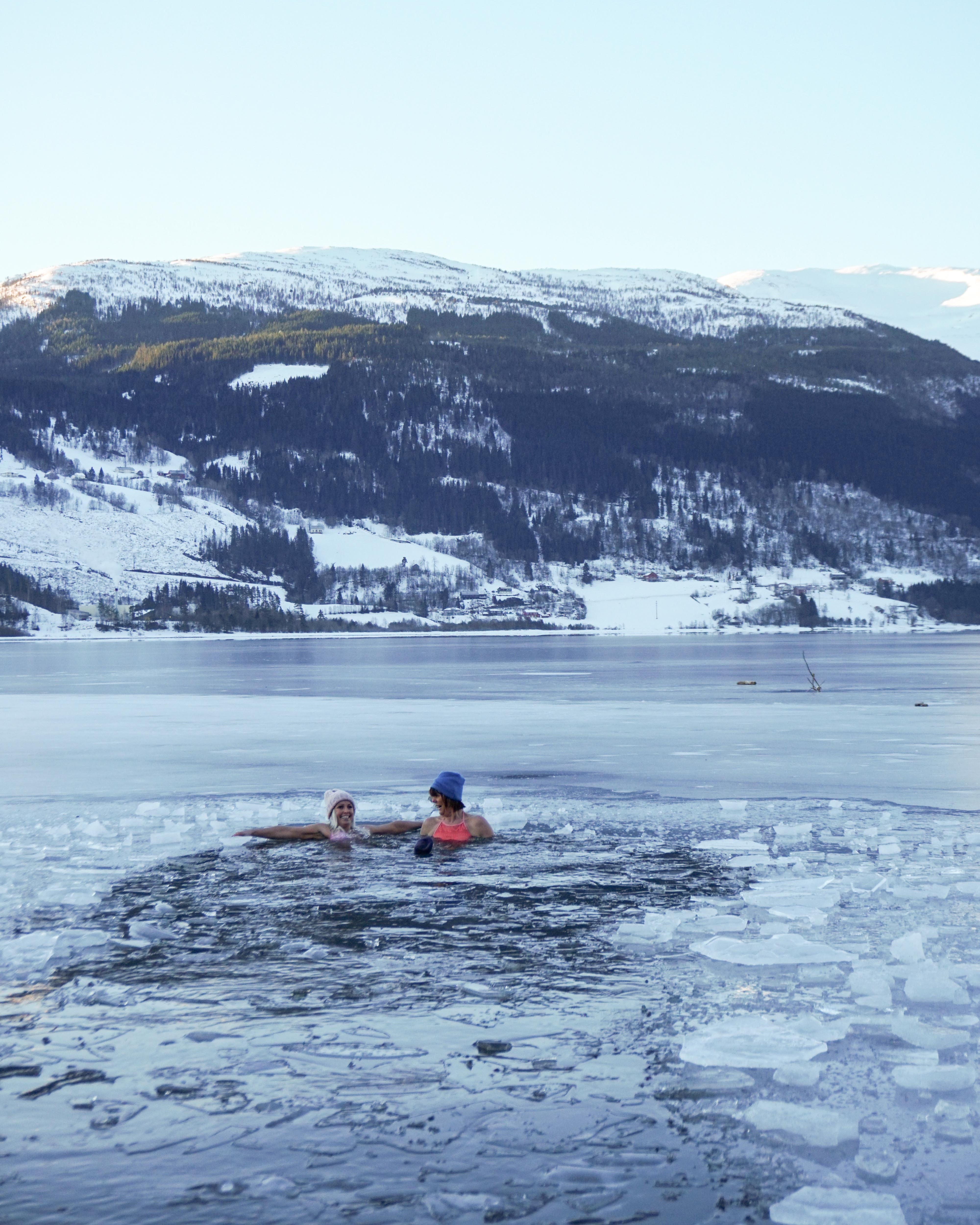 to damer isbader i vangsvatnet, på voss