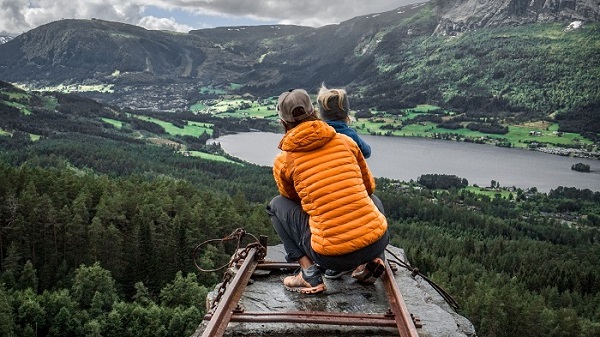 Mor og born på utsiktspunktet på hedleberget