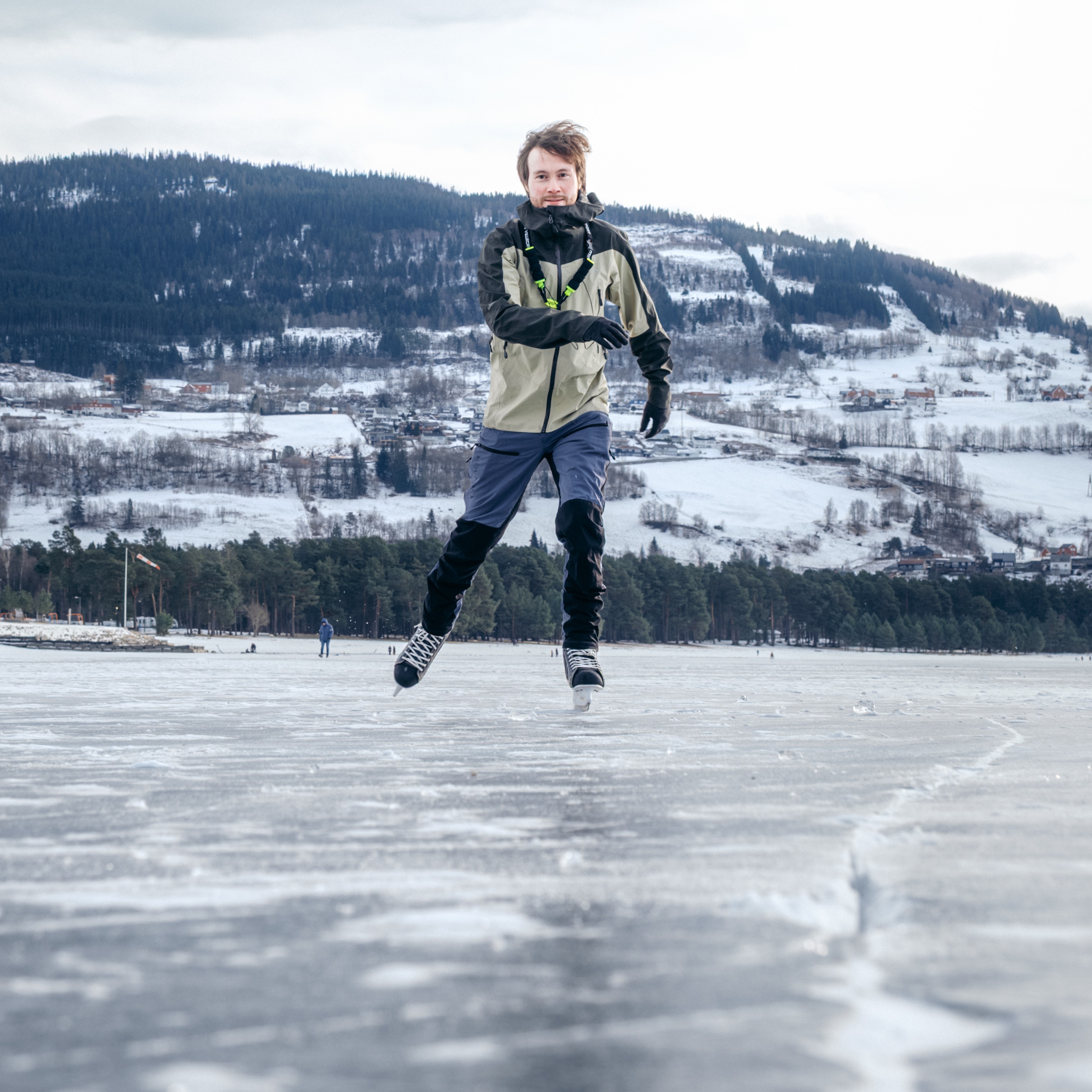 mann på skøyter, på Vangsvatnet (Voss)