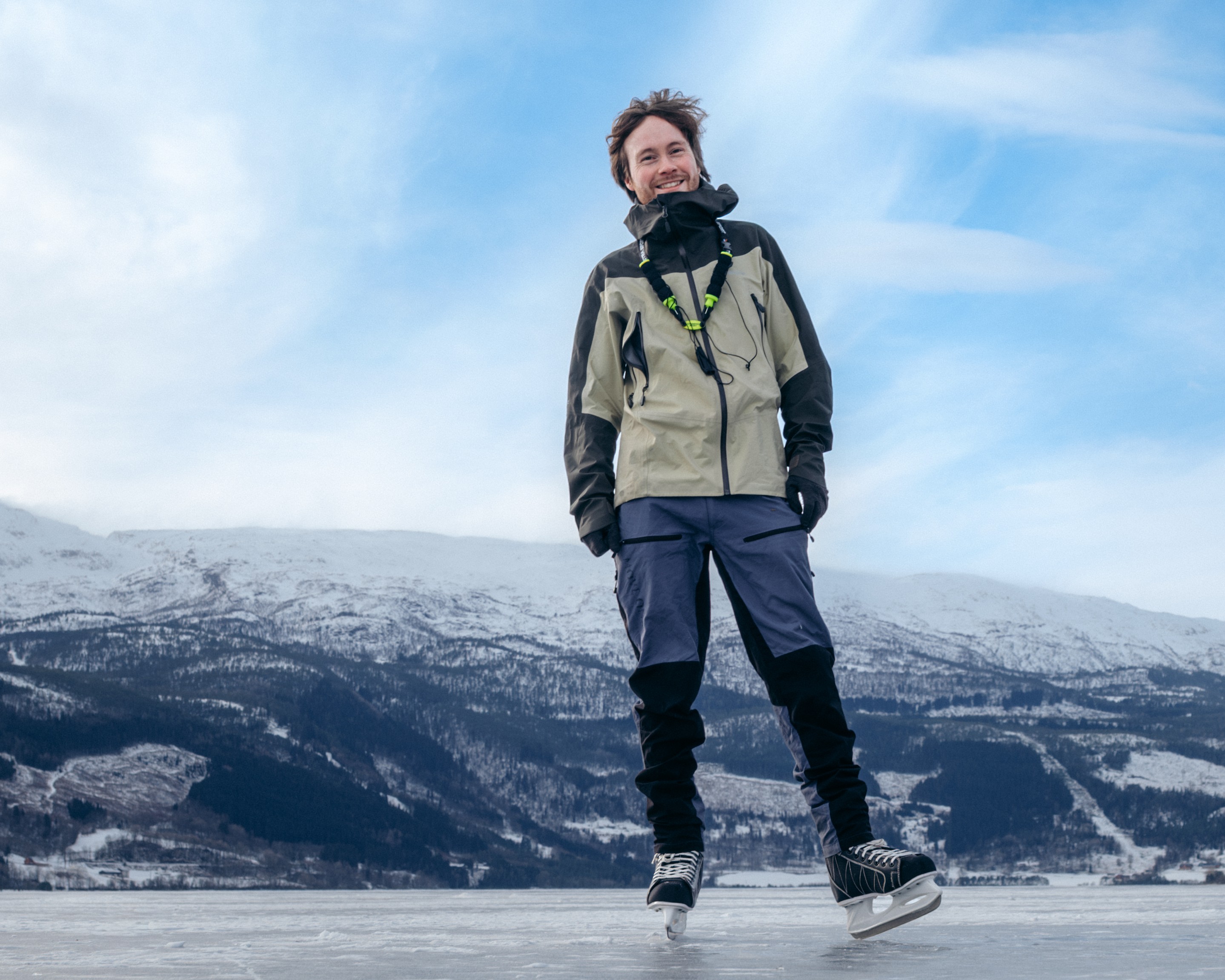 mann på skøyter, står nærme kamera slik at du tydelig kan se at han har skøyter og hjelm, på Vangsvatnet (Voss)