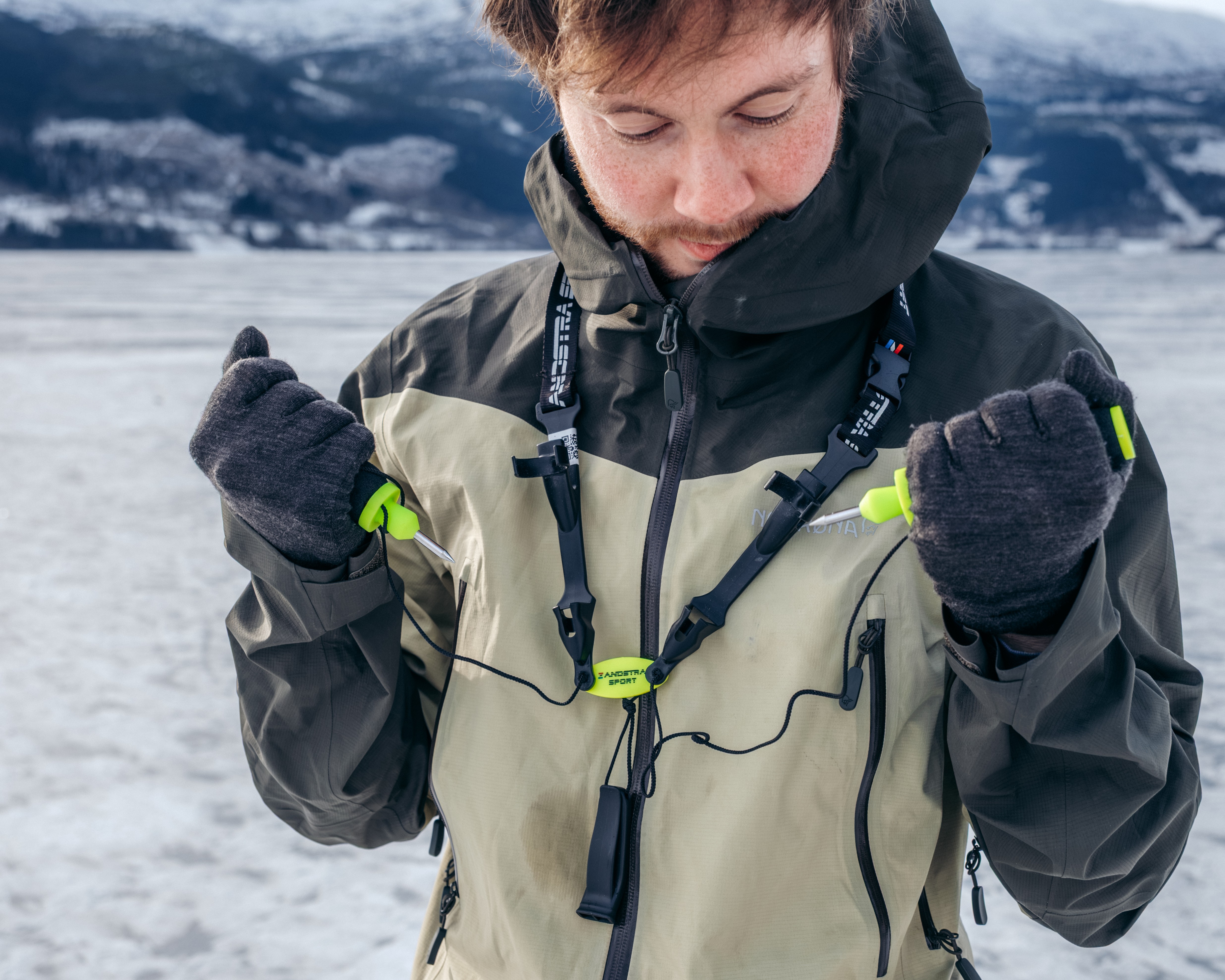 mann viser ispiggene man har rundt halsen under isskøyting