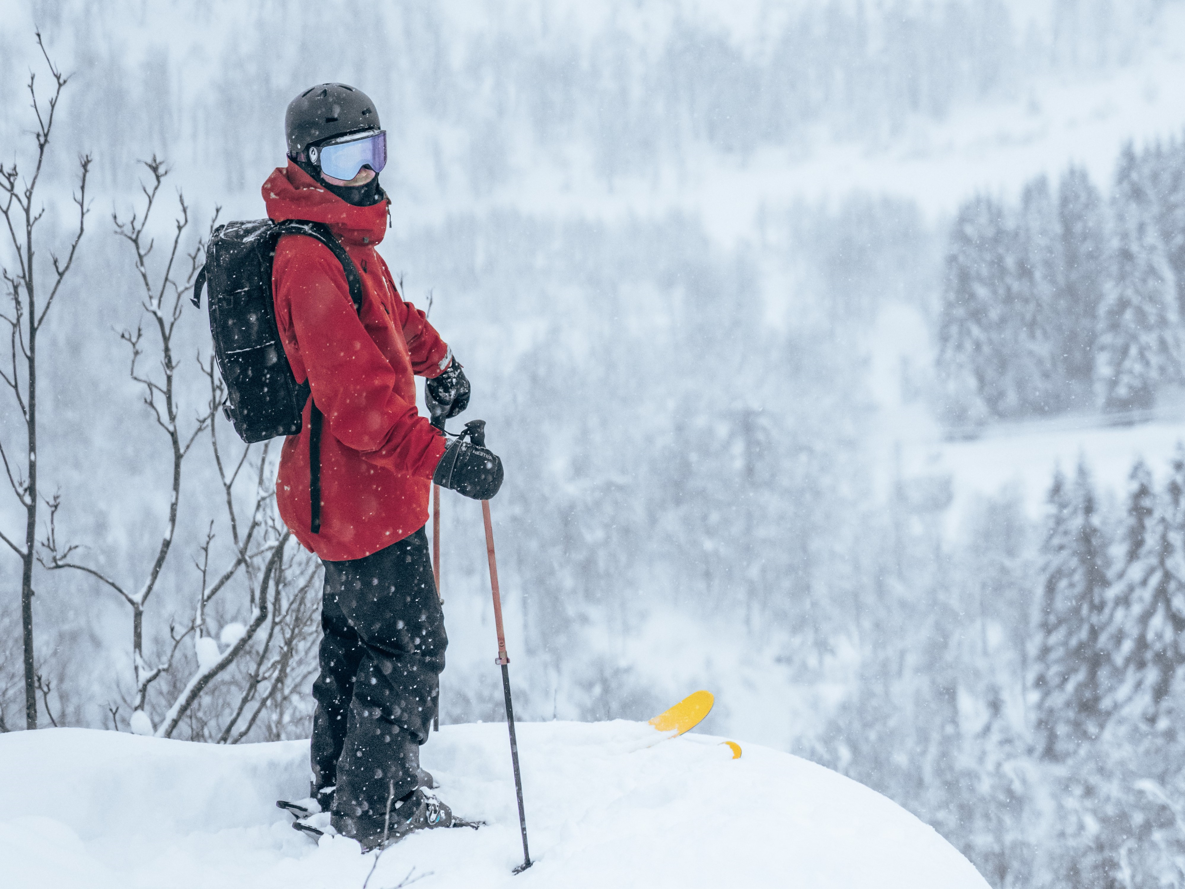 mann på ski i tett snø i myrkdalen