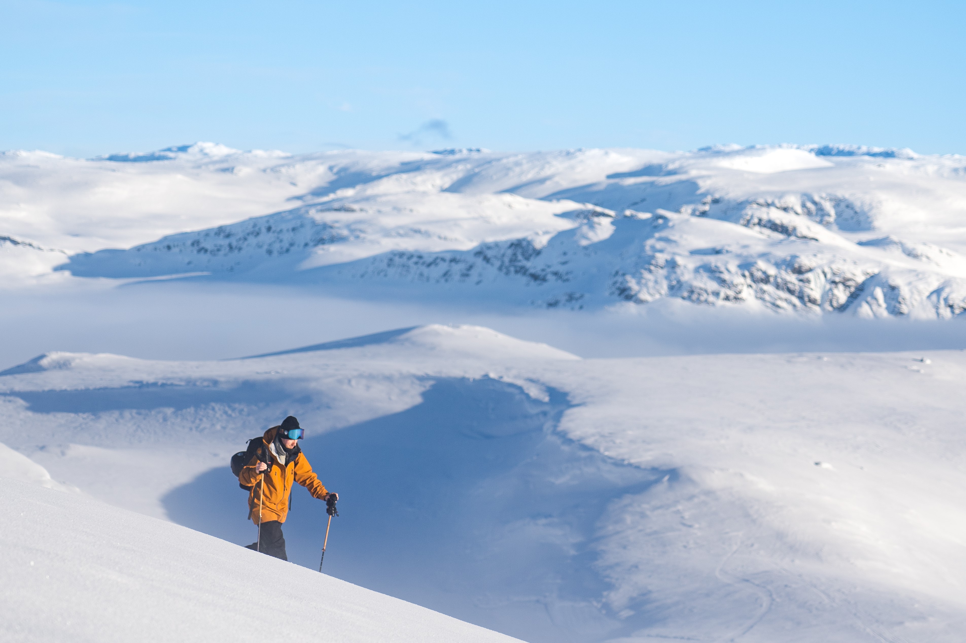 mann på topptur i vossafjelle, masse snø og sollys