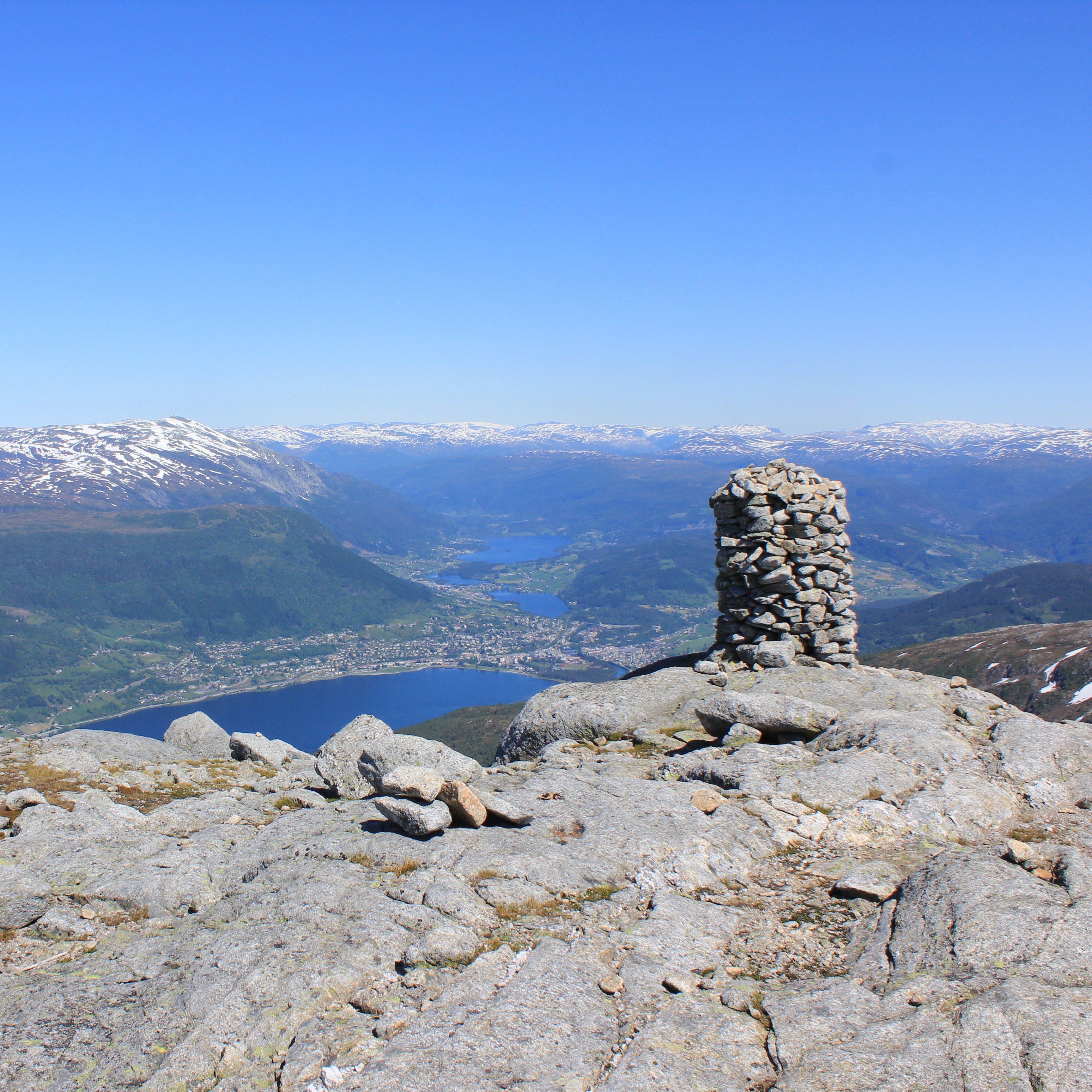 varde på Gråsidetoppen, framføre utstikta mot Vossevangen. 