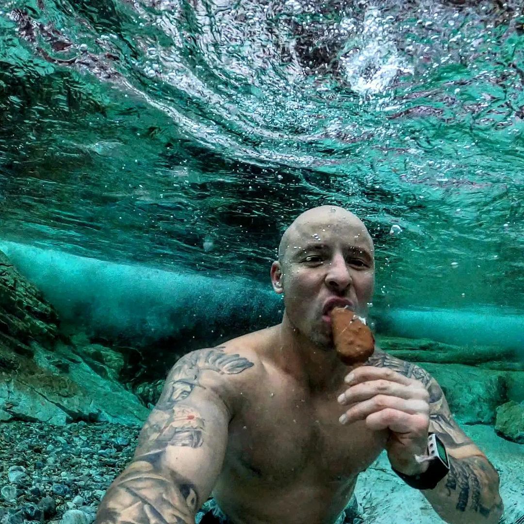 mann spiser is under vann om vinteren