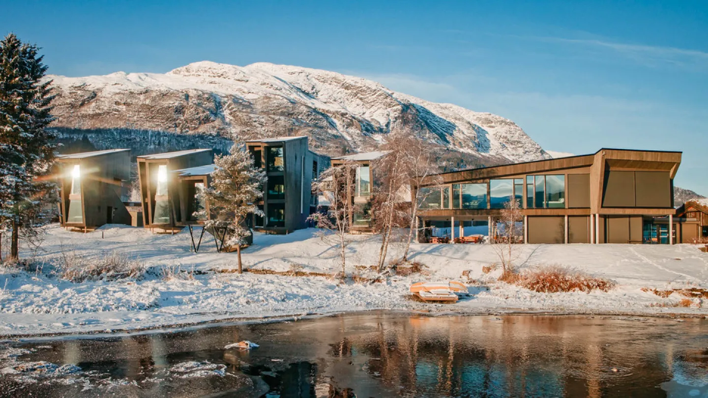 Elva hotell ligg flott til ved Elva. I bakgrunnen ser du Lønahorgi med sin kjente, lange rygg. 