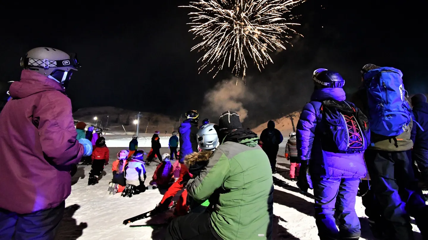 folk ser på raketter i voss resort