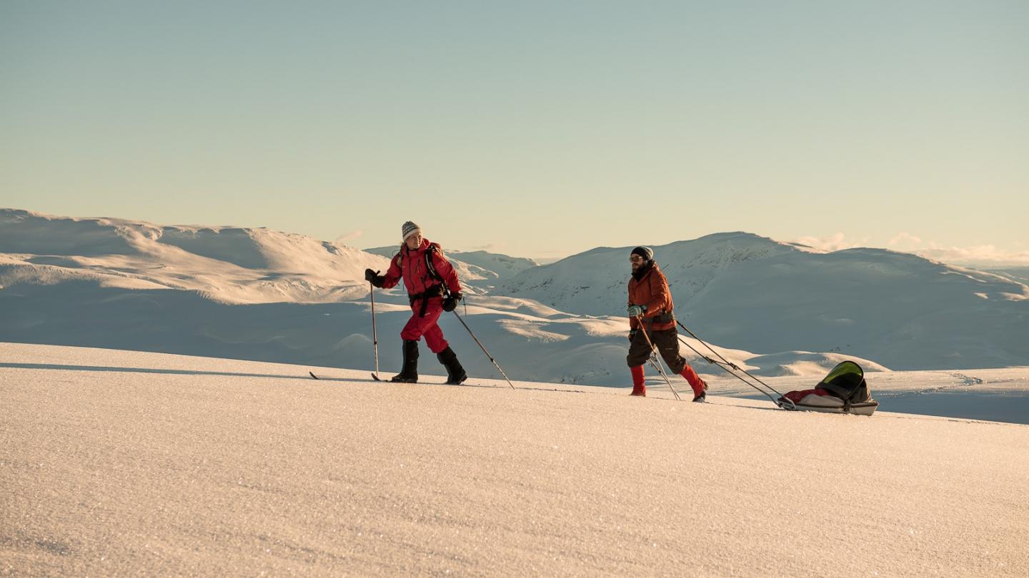 Ett par på fjellskitur i myrkdalen