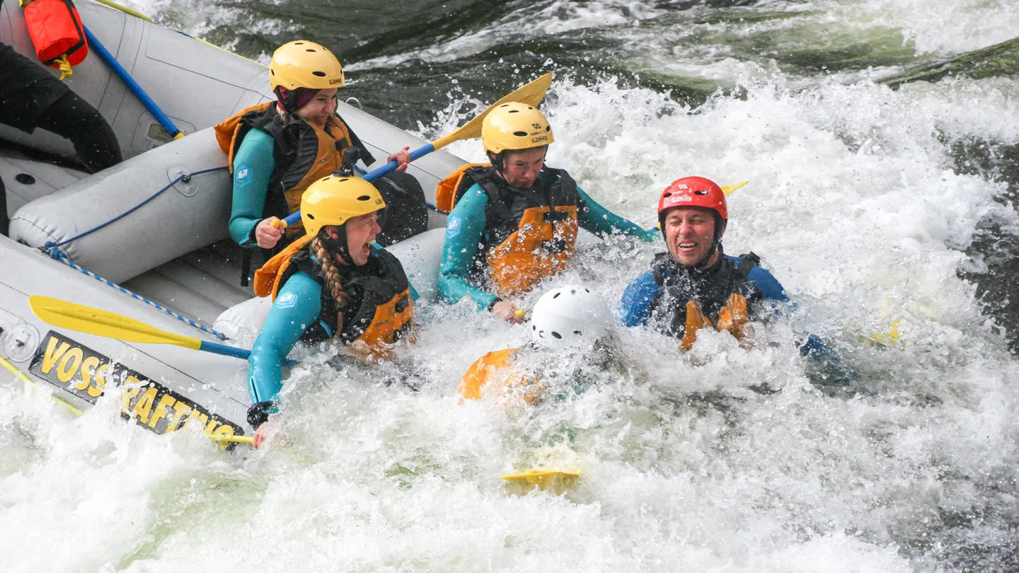 whitewater rafting, i store bølger og mye vann